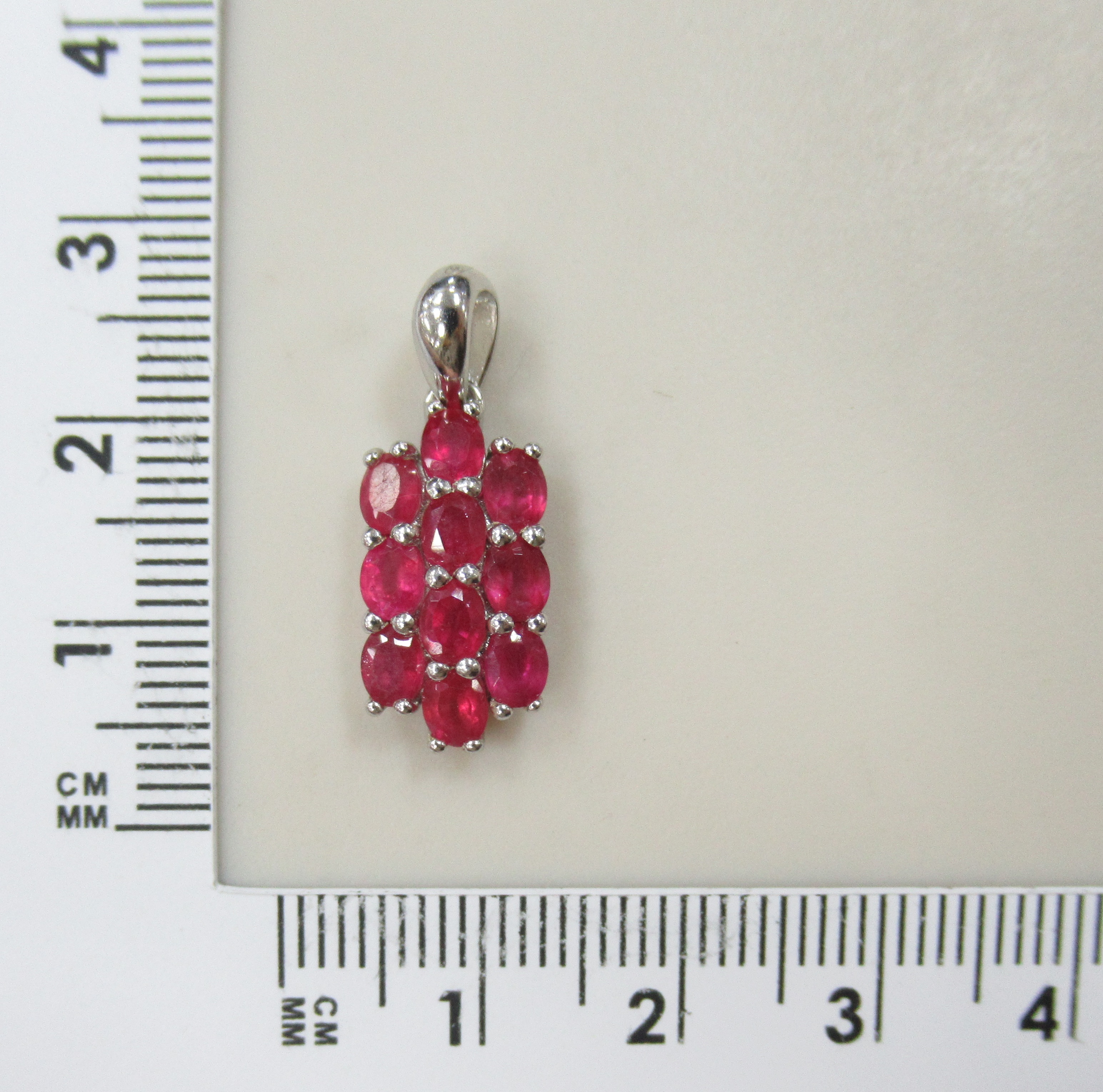 Серебряная подвеска с рубинами